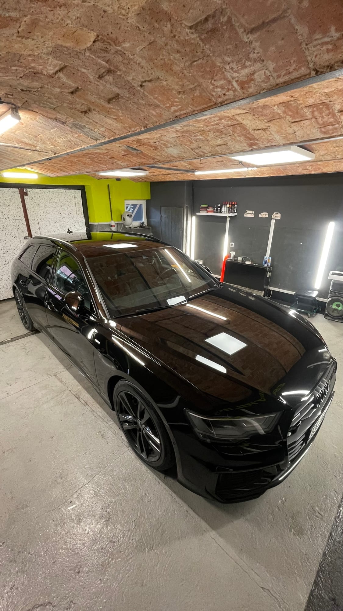 Czarne Audi A6 w studiu po dwuetapowej korekcie lakieru