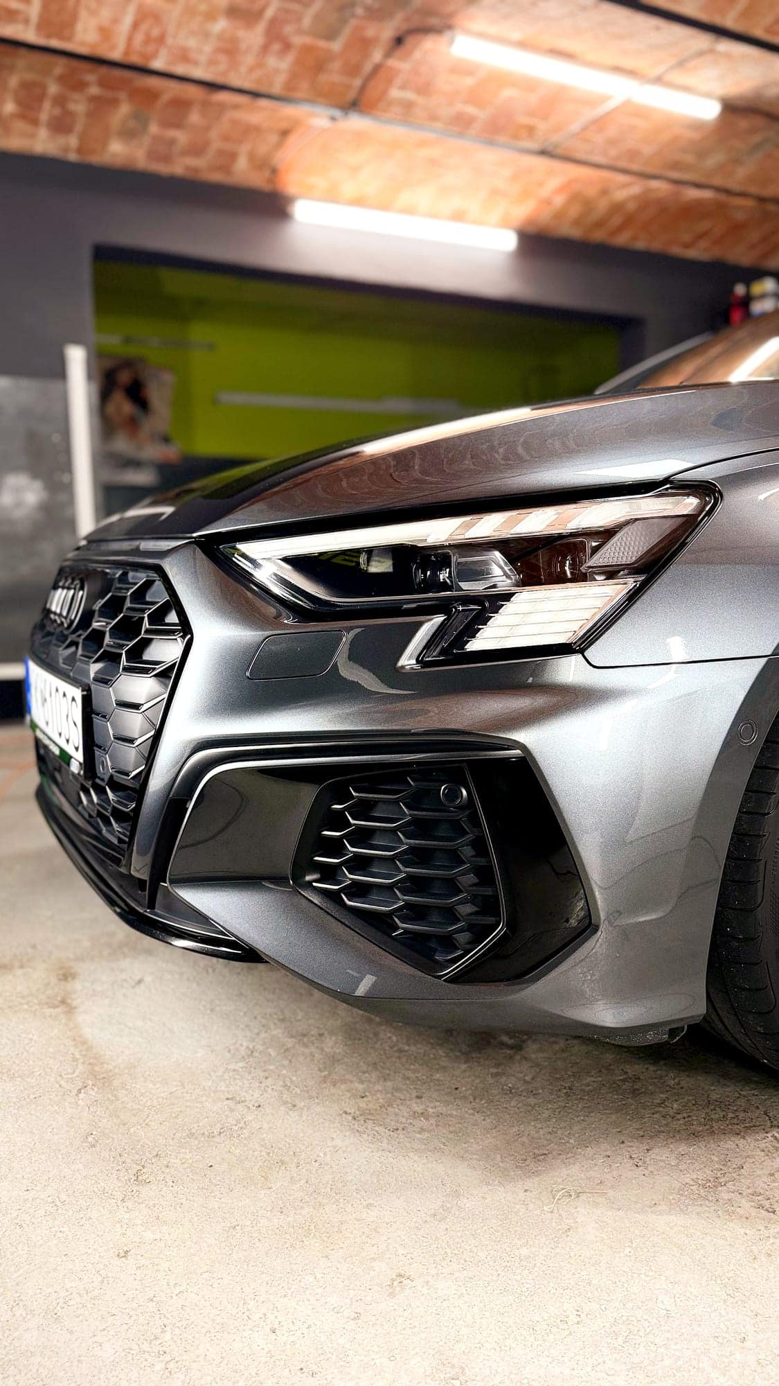 Szare Audi S3 8Y w studiu po korekcie i powłoce ceramicznej
