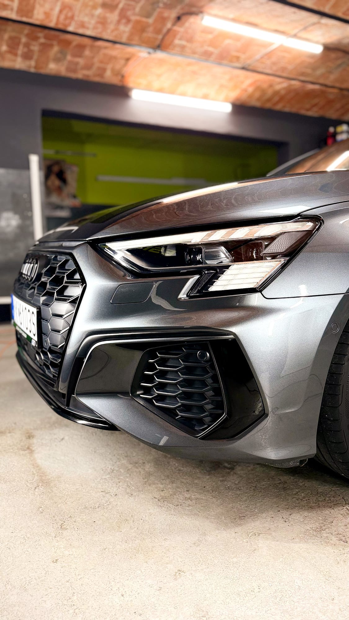 Szare Audi S3 8Y w studiu po korekcie i powłoce ceramicznej