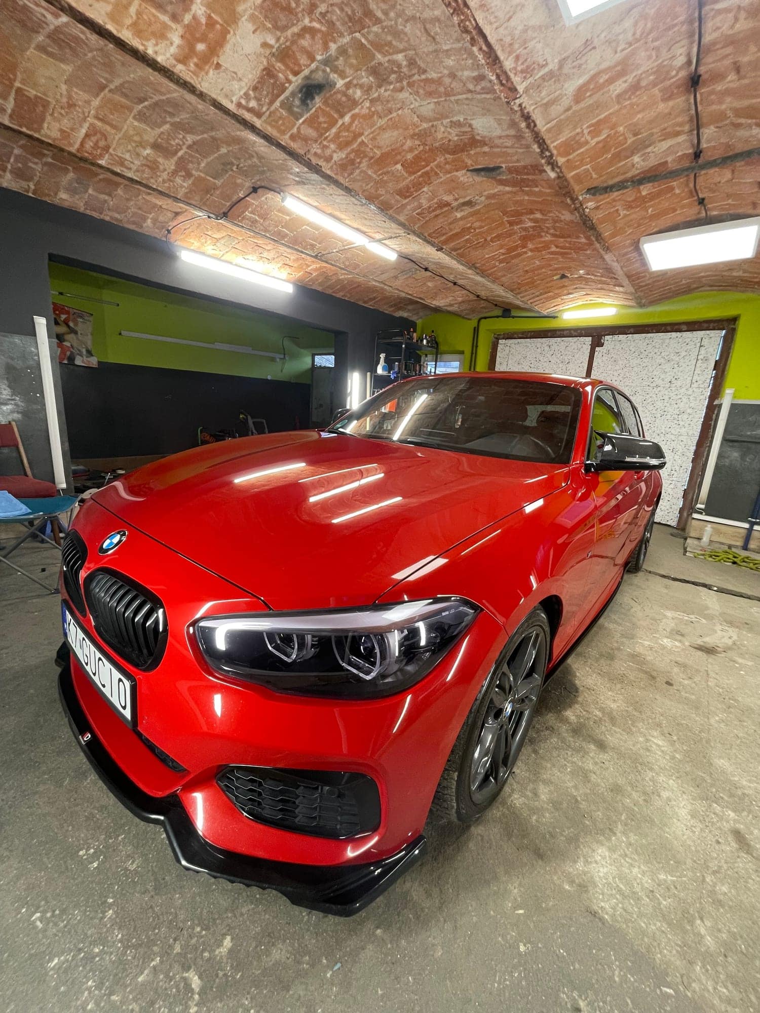 Czerwone BMW M140i w studiu po korekcie i powłoce elastomerowej
