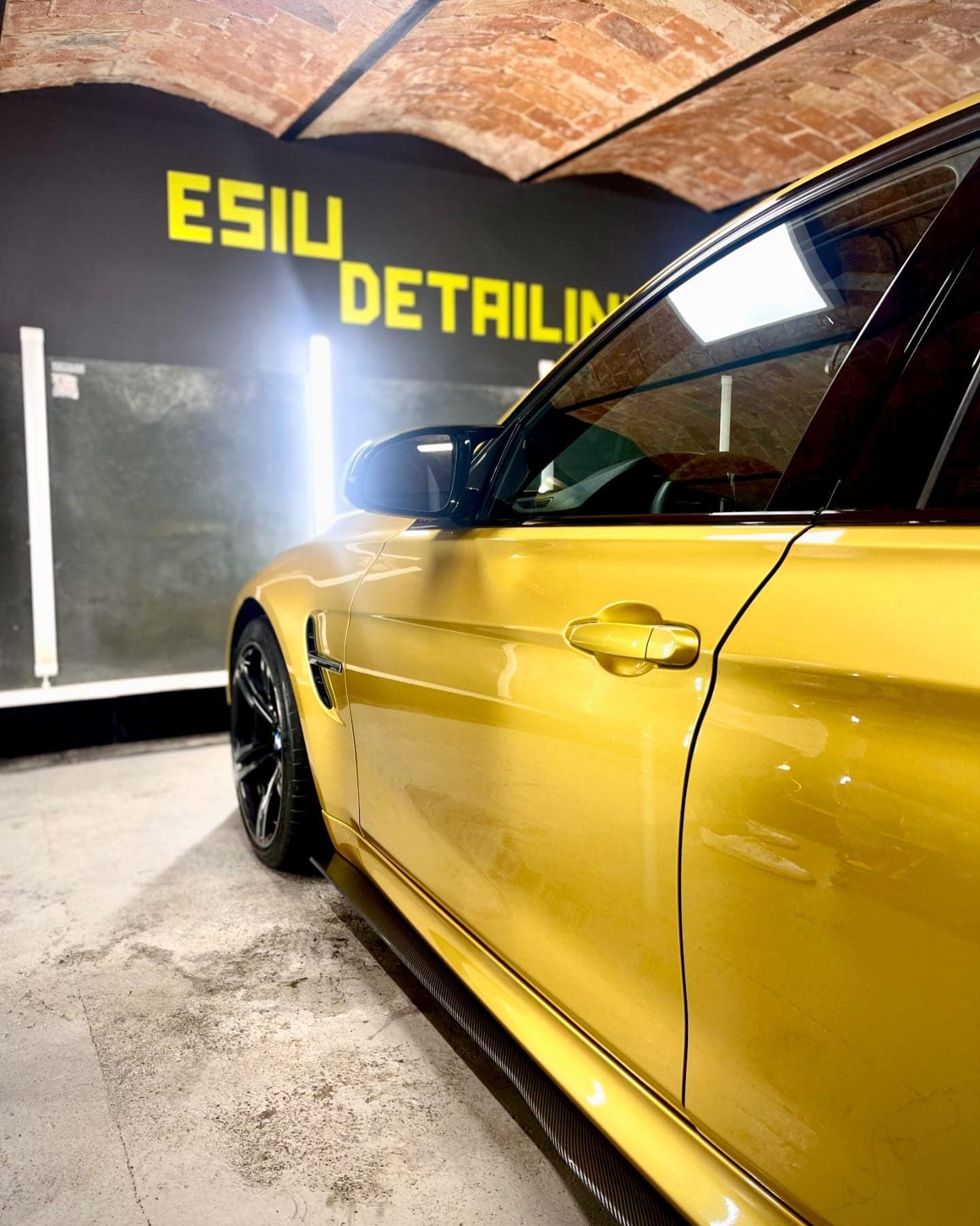 Drzwi BMW M3 F80 i szyld studia ESIU Detailing