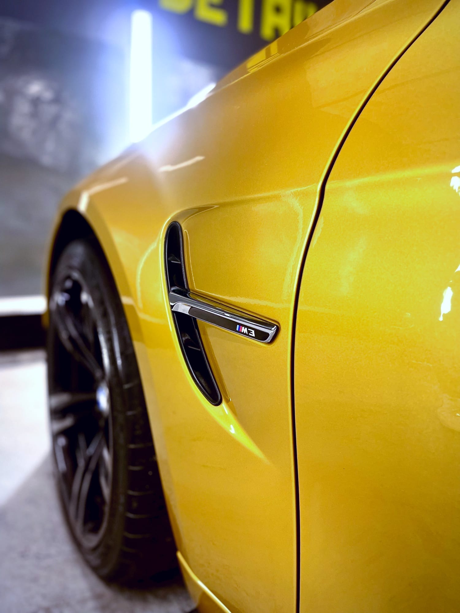 Skrzela na błotniku BMW M3 F80 w kolorze Austin Yellow