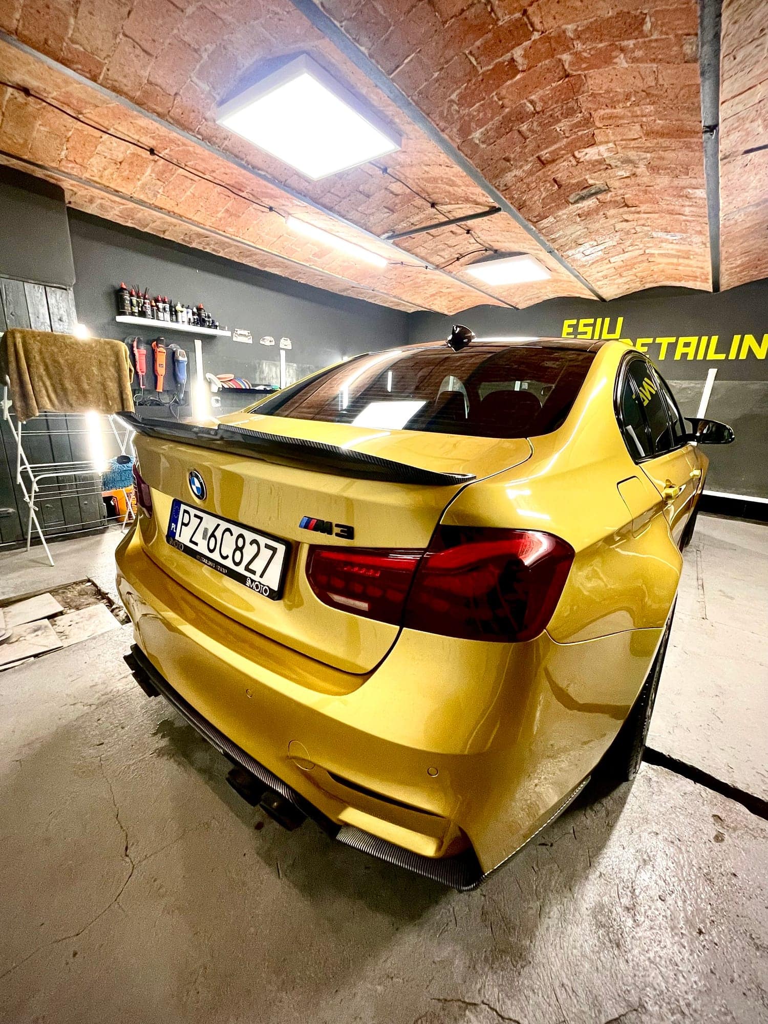 BMW M3 F80 Austin Yellow z tyłu pod szyldem ESIU Detailing