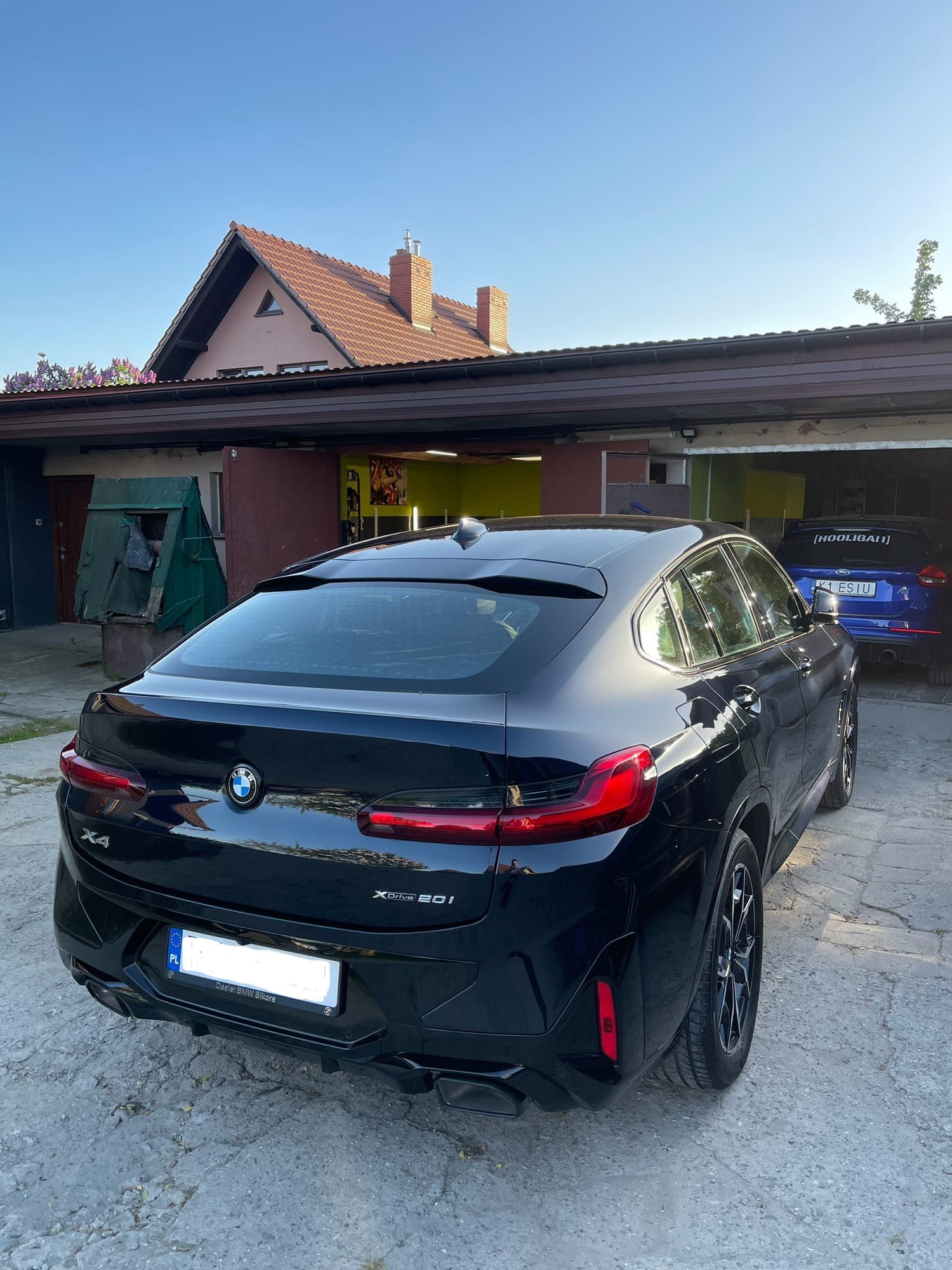 Czarne BMW X4 z tyłu po myciu detailingowym i woskowaniu