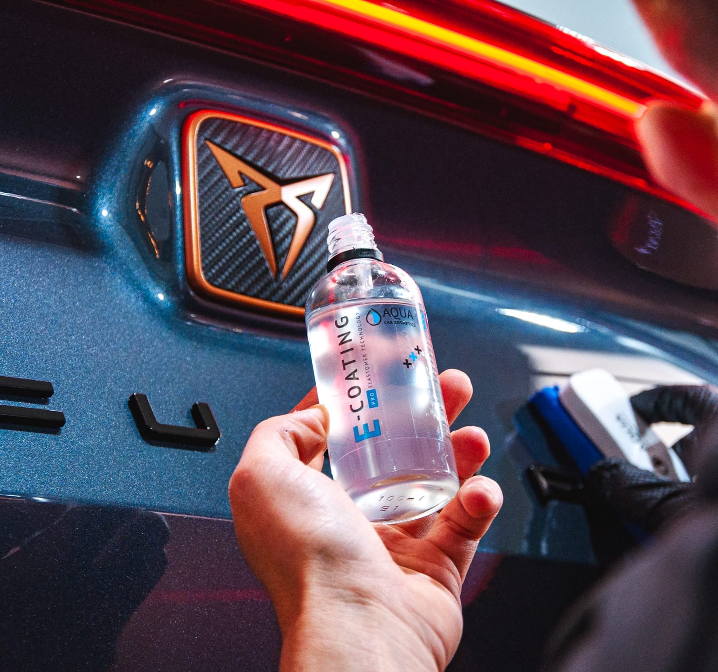 Butelka powłoki elastomerowej AQUA E-Coating przy tylnej klapie Cupry Formentor
