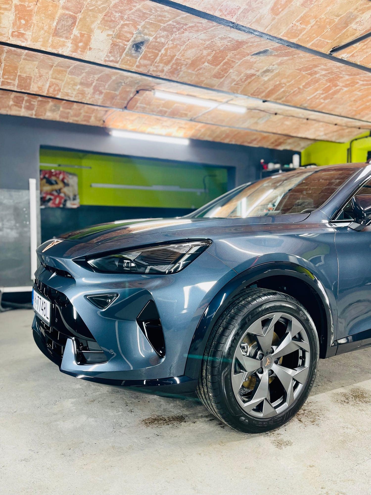 Cupra Formentor prosto z salonu w studiu ESIU, po korekcie i powłoce elastomerowej