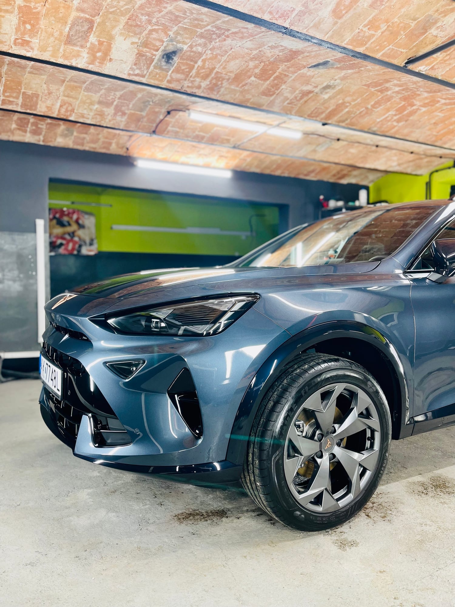 Cupra Formentor prosto z salonu w studiu ESIU, po korekcie i powłoce elastomerowej