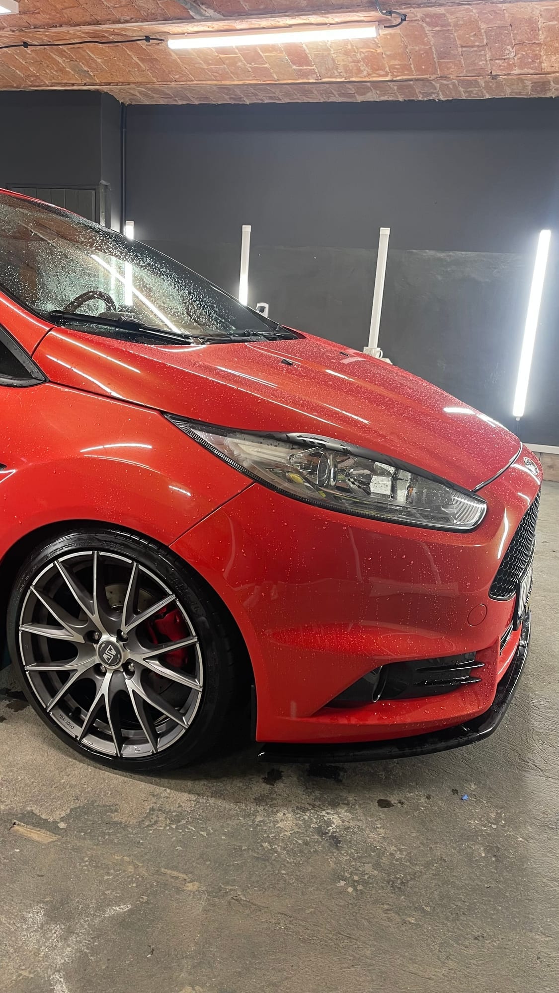 Czerwony Ford Fiesta w studiu przygotowany pod twardy wosk