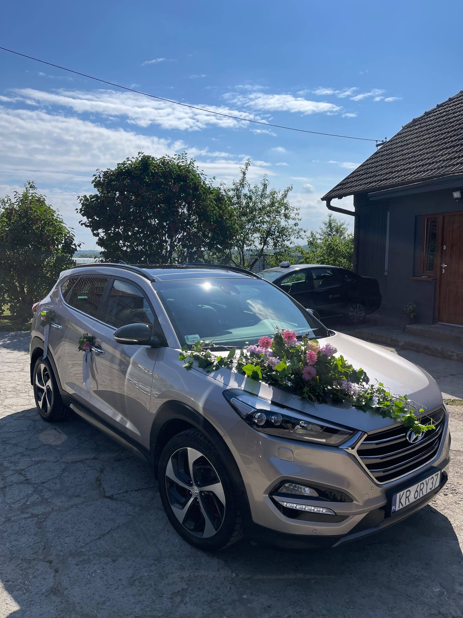Hyundai Tucson przygotowany do ślubu, z kwiatami na masce