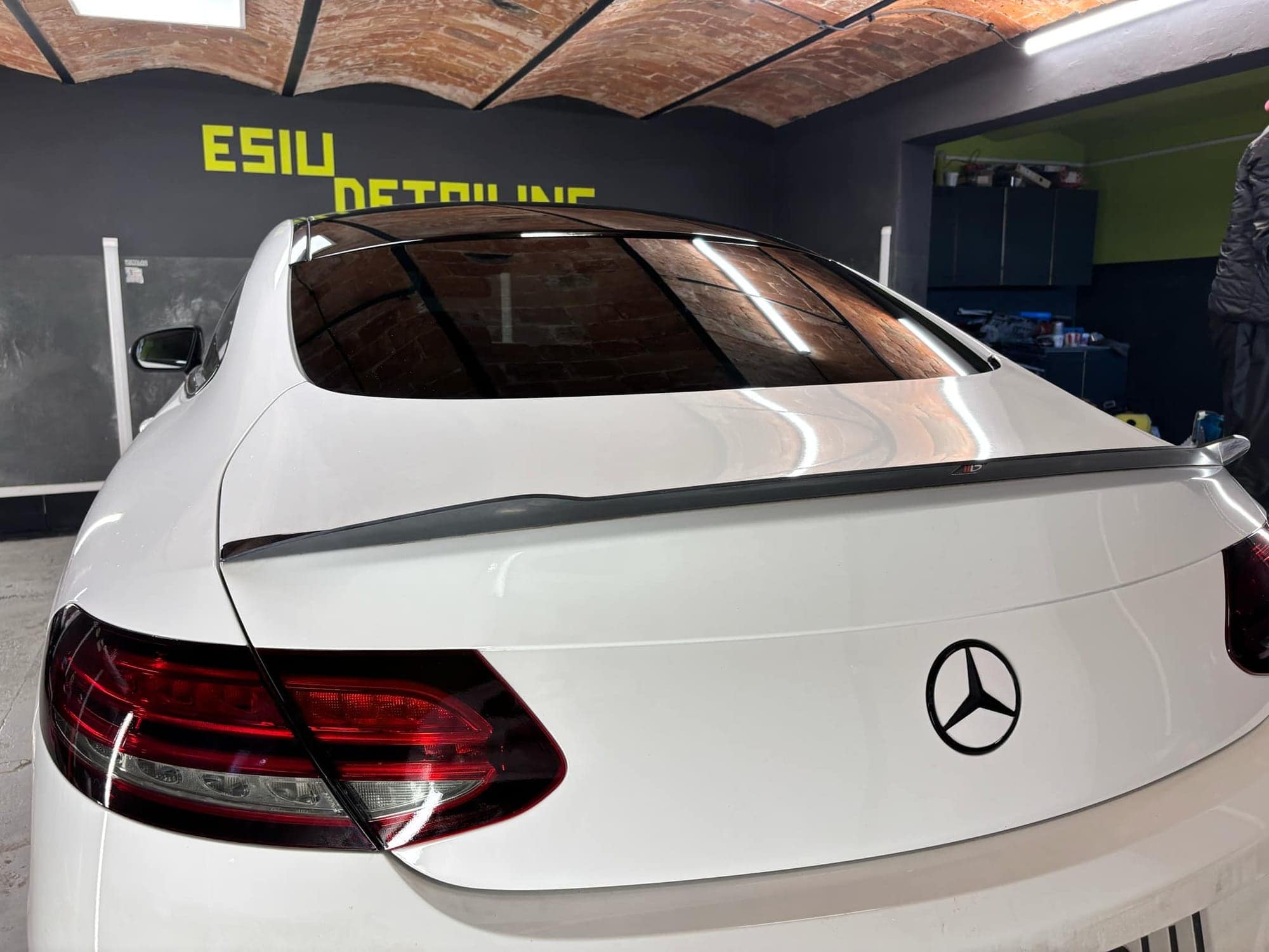 Biały Mercedes klasy C coupé z dachem oklejonym na czarny połysk