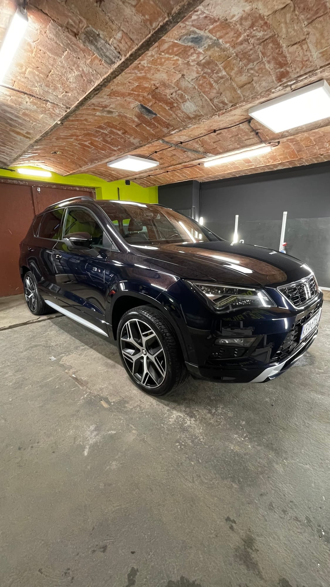 Granatowy Seat Ateca w studiu po dwuetapowej korekcie lakieru