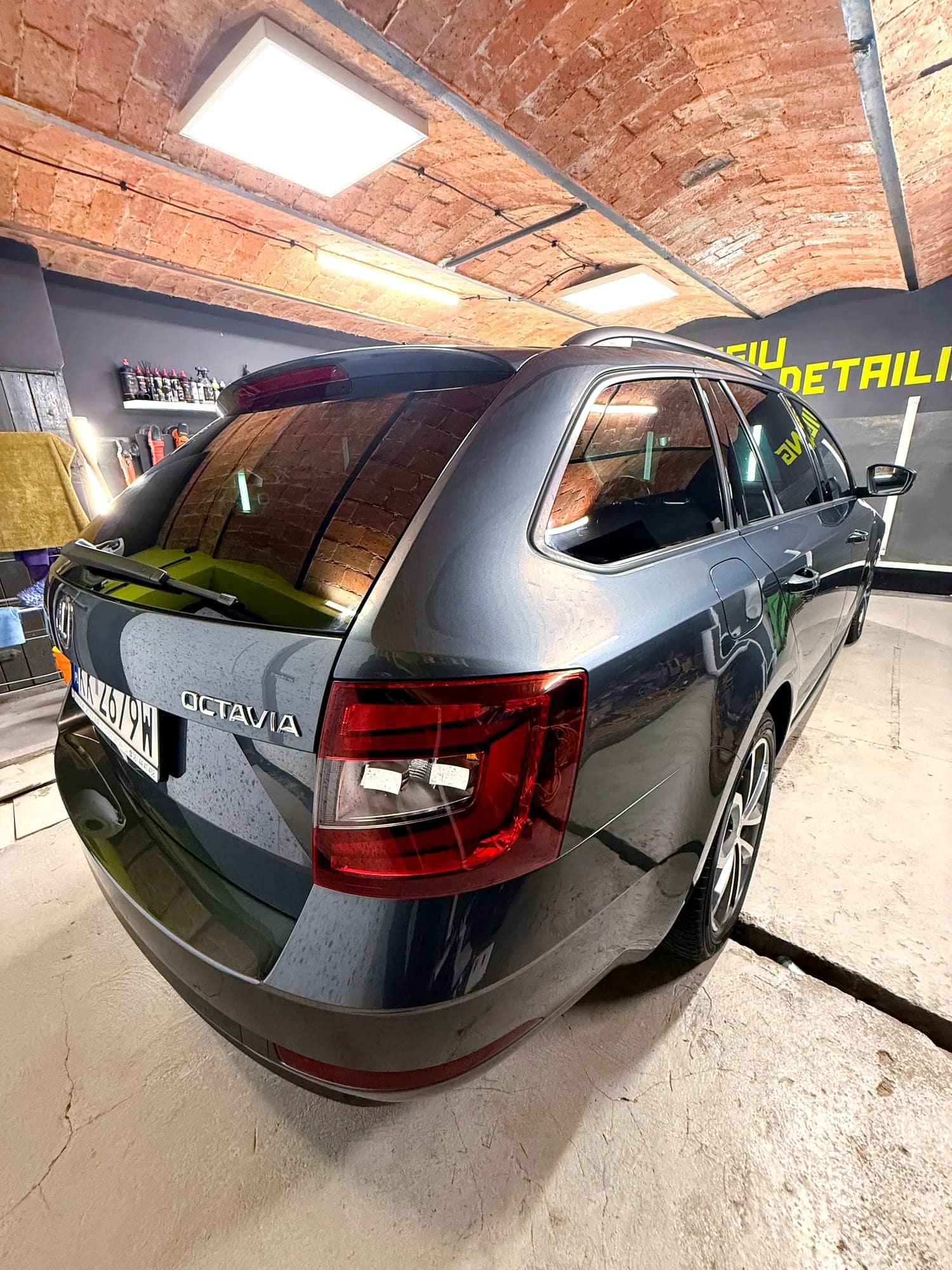 Szara Skoda Octavia kombi w studiu ESIU po dwuetapowej korekcie lakieru