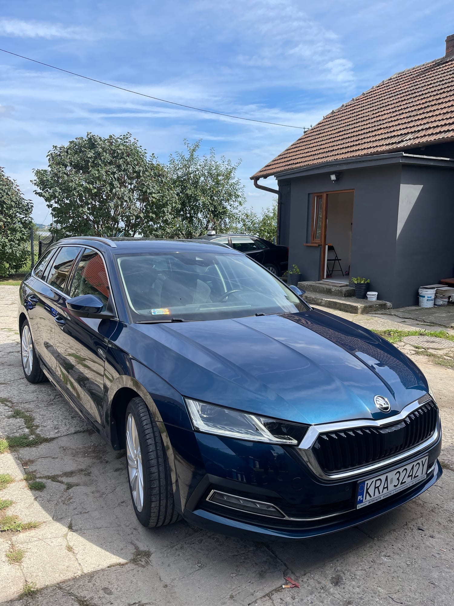 Granatowa Skoda Octavia po korekcie lakieru z zaprawkami