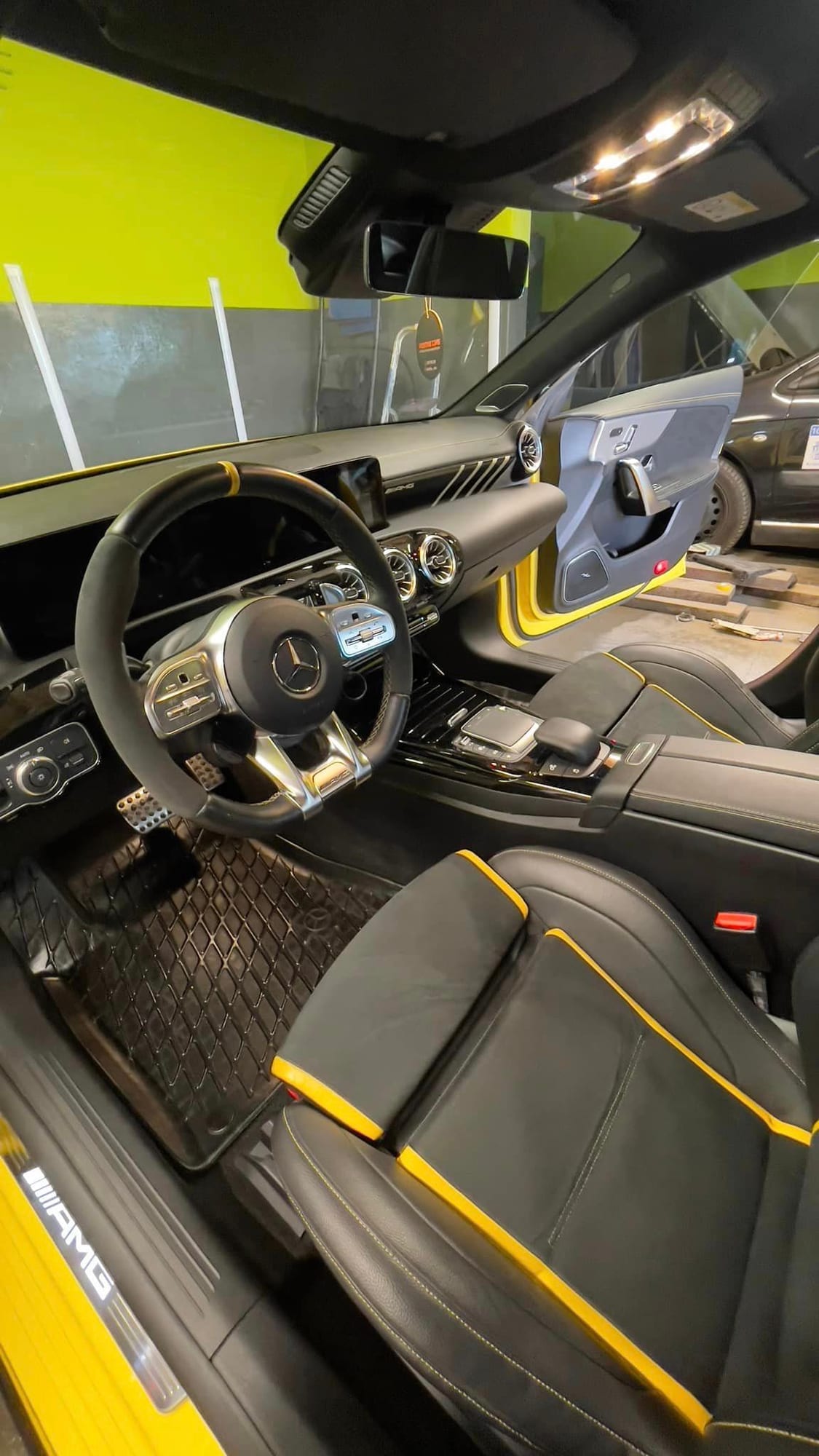 Wnętrze Mercedesa-AMG z żółtymi przeszyciami po czyszczeniu, w studiu ESIU