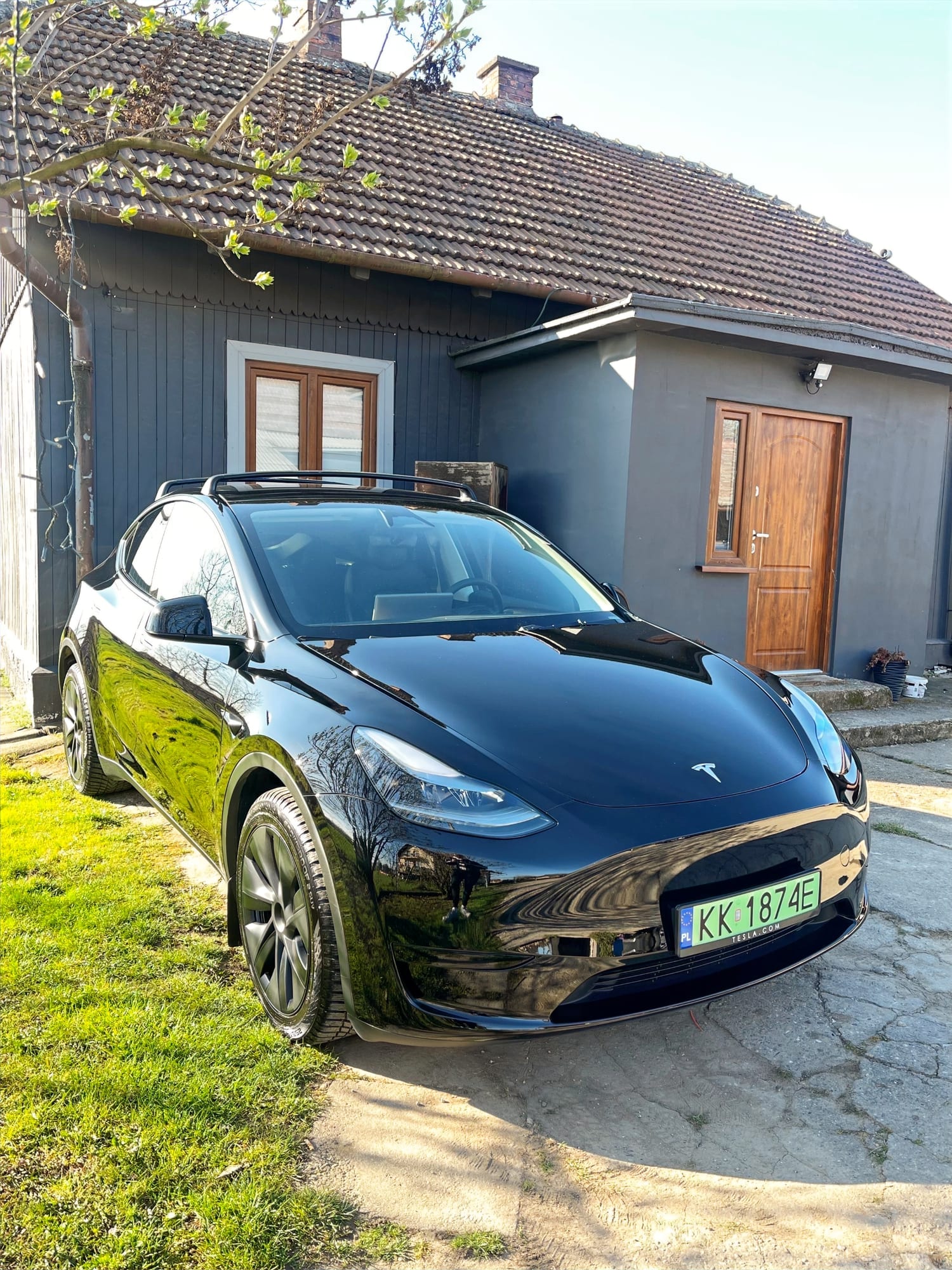 Czarna Tesla po dwuetapowej korekcie lakieru i powłoce elastomerowej