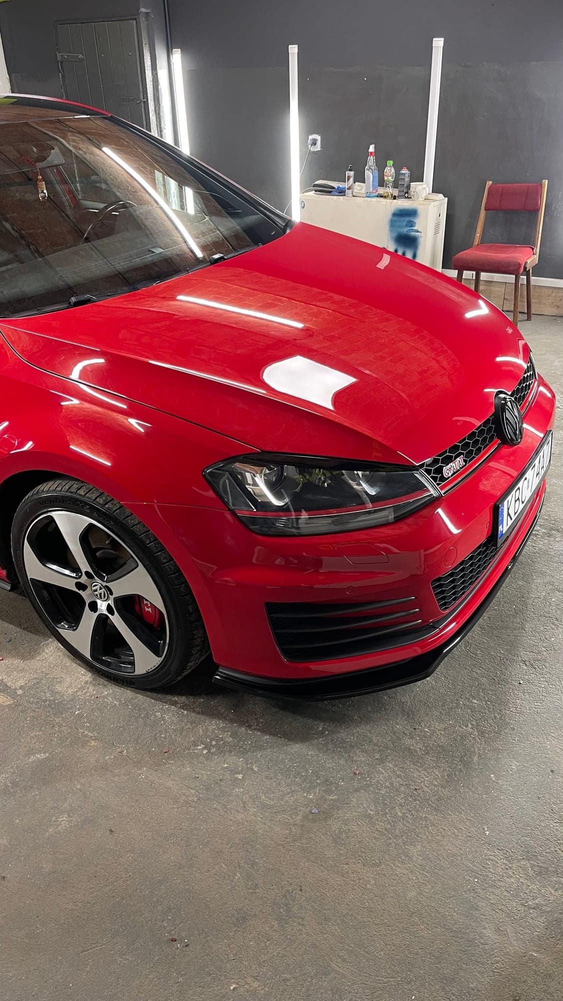 Czerwony Volkswagen Golf 7 GTI w studiu po korekcie i twardym wosku