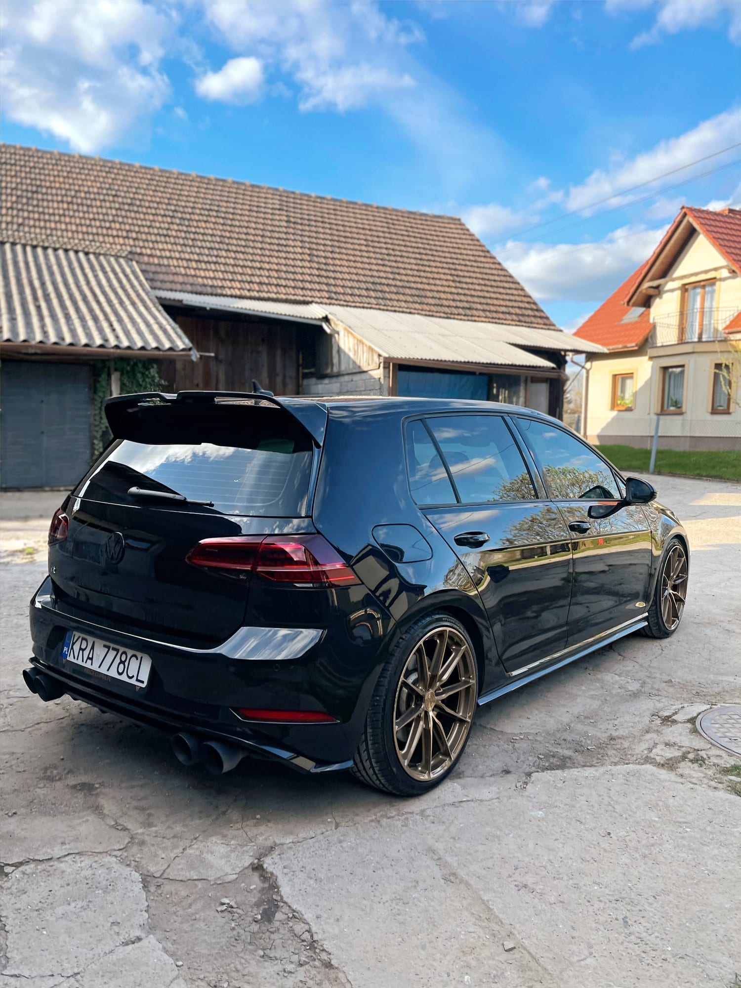 Czarny Volkswagen Golf 7R po korekcie one step i woskowaniu