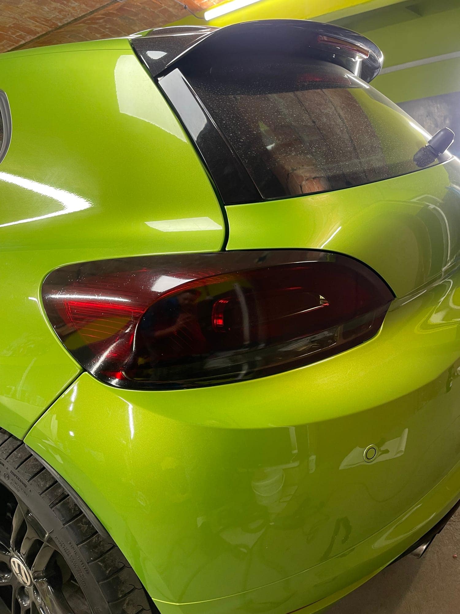 Zielony Volkswagen Scirocco z przyciemnionymi tylnymi lampami